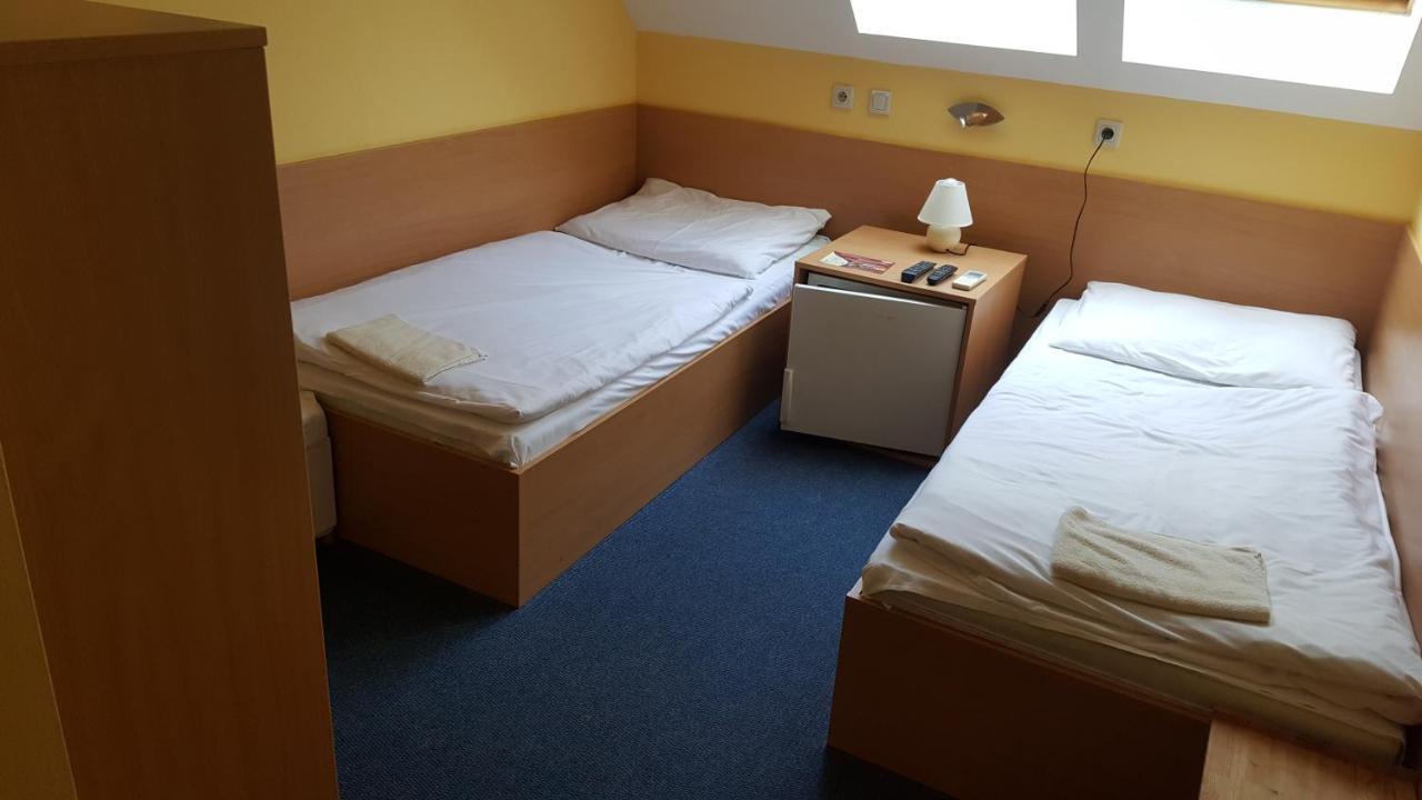 Bed and Breakfast Lehar Panzio Комарно Экстерьер фото