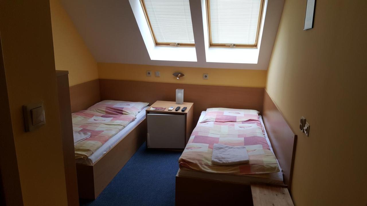 Bed and Breakfast Lehar Panzio Комарно Экстерьер фото